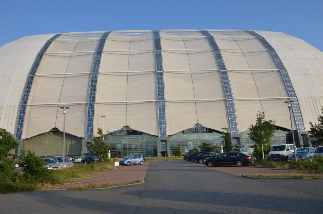 Halle von aussen Tropical Islands Resort