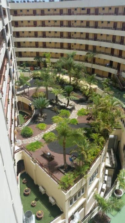 Innenhof des Hotels mit Minigolfplatz Bull Escorial & Spa