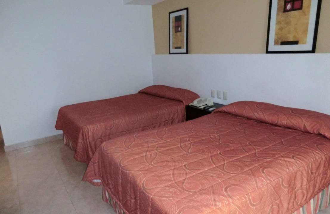 Zwei große Betten in schönem Raum Hotel Los Cocos