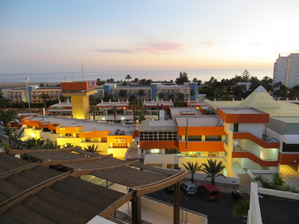 Blick auf das Restaurantdach Servatur Alameda de Jandía