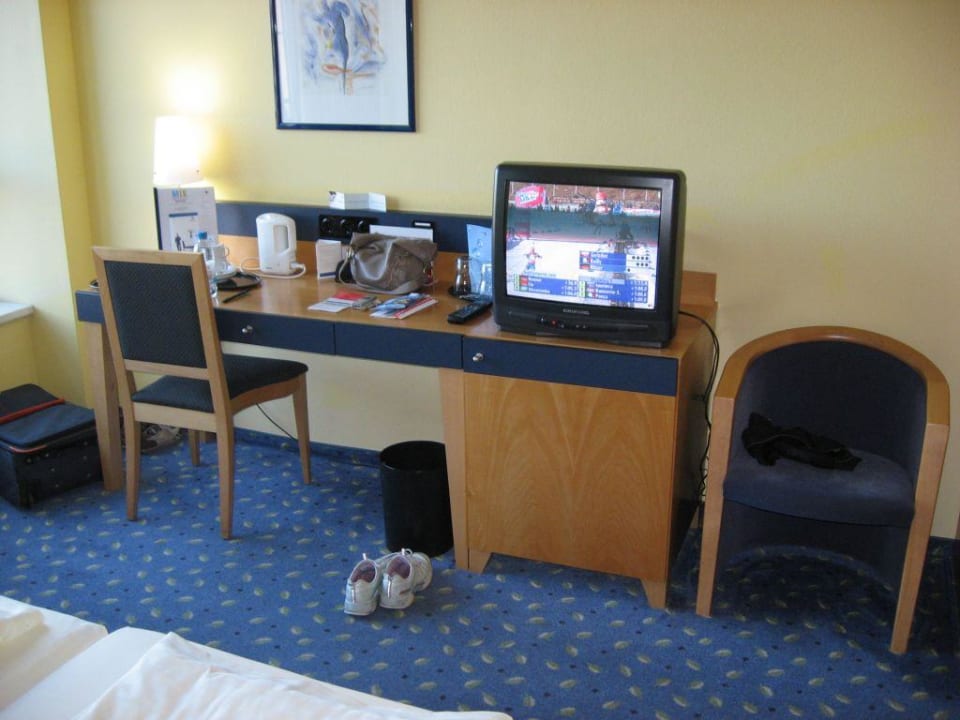 Schreibtisch mit Minibar Vienna House Easy Berlin