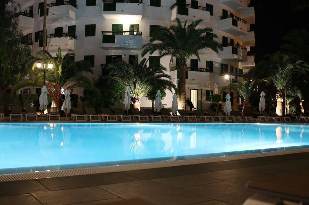 Hotelanlage bei Nacht mit Pool Servatur Playa Bonita