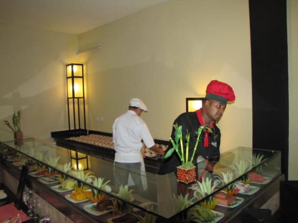 Sushi-Master na posterunku Hotel Grand Palladium Palace Resort, Spa & Casino