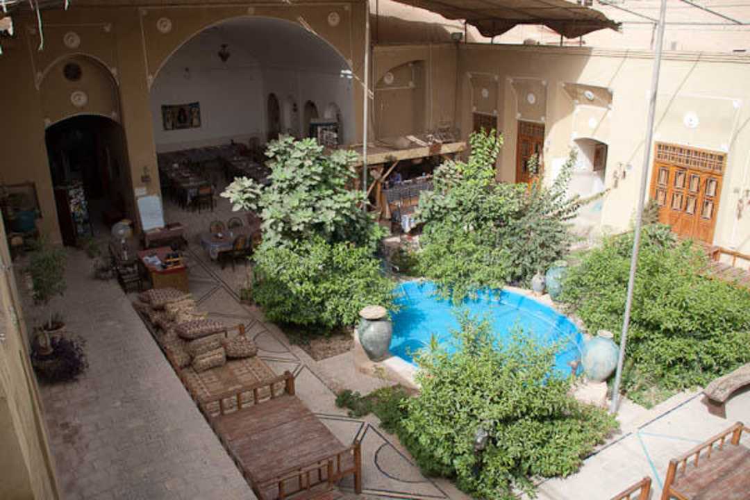 Widok z dachu na lobby Silk Road Hotel