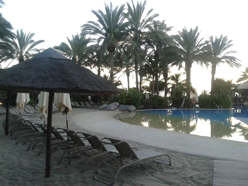 Sandbereich in der Abenddämmerung Lopesan Costa Meloneras, Resort & Spa