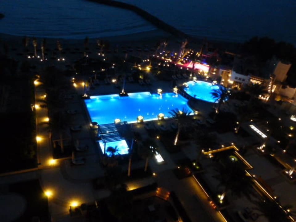 Poolanlage bei Nacht Ajman Saray, a Luxury Collection Resort