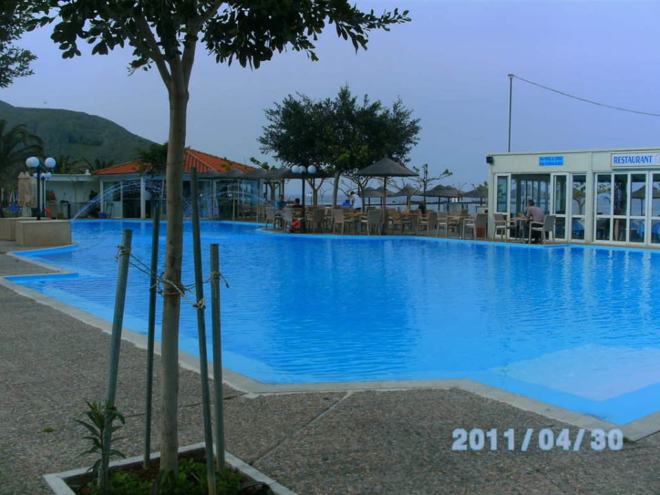 Pool im Parkgelände Hotel Corissia Princess