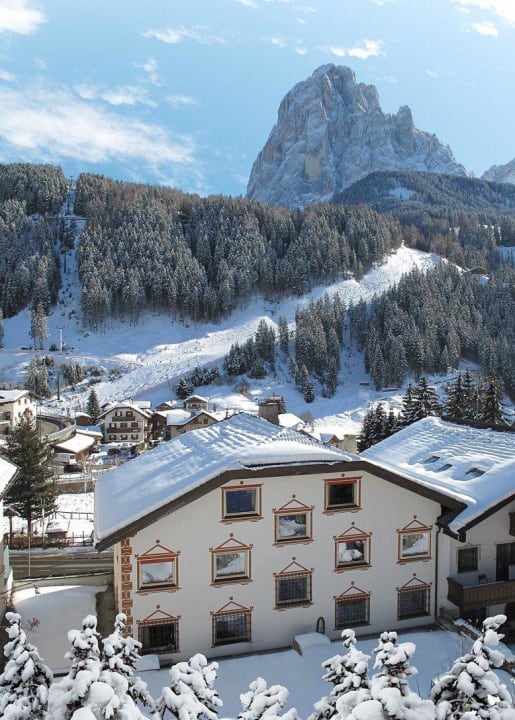 Il Panaval immerso nella neve e nelle montagne Residence Panaval