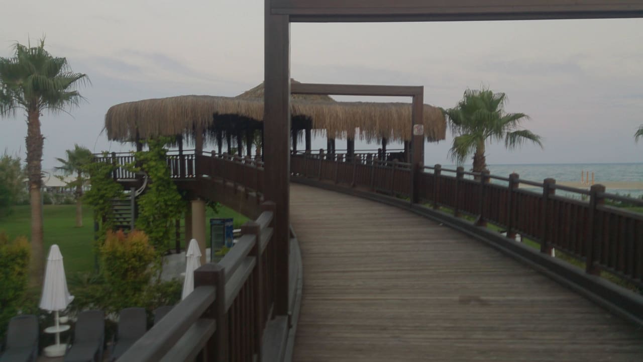 Мост через бассейн на море Sherwood Dreams Resort