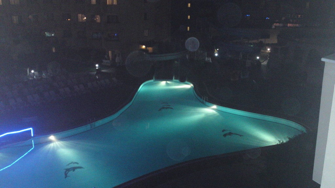 Andere Seite von Pool bei Nacht Grand Seker Hotel