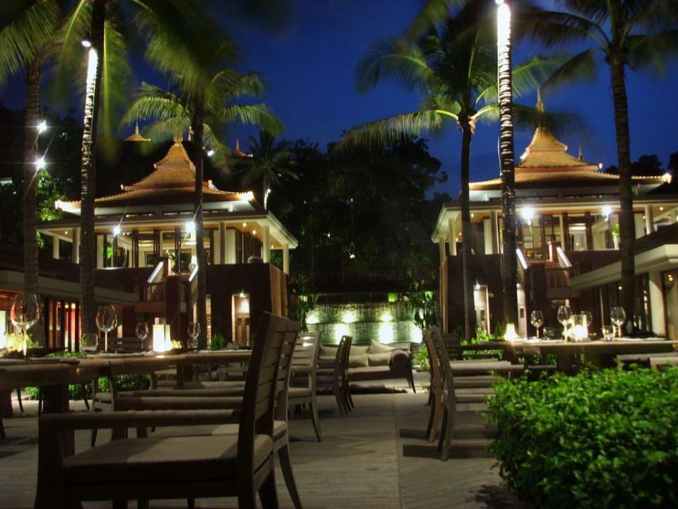 Restaurantterrasse am Abend Trisara Villas & Residences Phuket