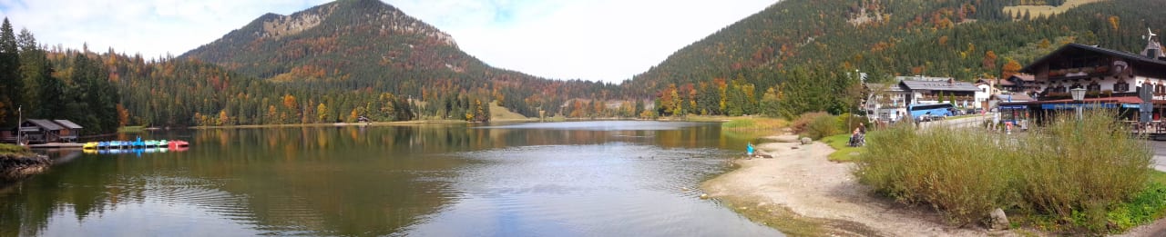 Brücke in Spitzingsee, rechts Willy Merkl Haus Berggasthof Willy Merkl Haus
