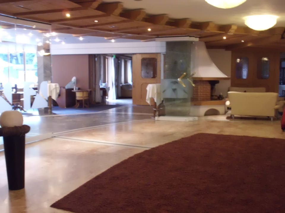 Lobby mit Blick in Bar Falkensteiner Family Resort Lido