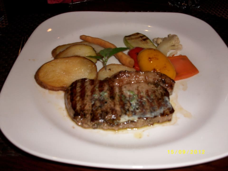 Lecker Hauptgang im Mediterran SUNRISE Crystal Bay - TUI BLUE