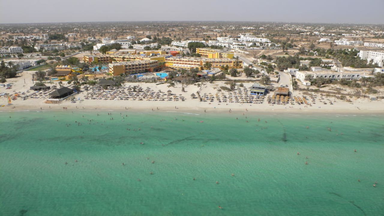Blick vom Gleitschirm Caribbean World Thalasso Djerba