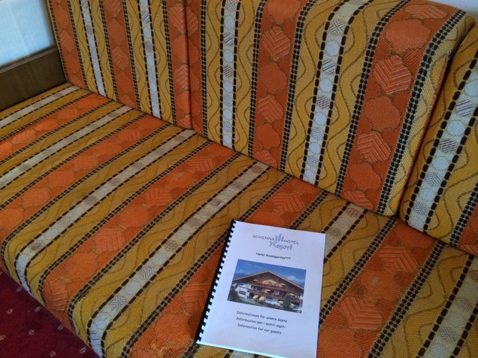 Veraltetes Zimmer des Hotel Rosengarten Schenna Resort Hotel Rosengarten