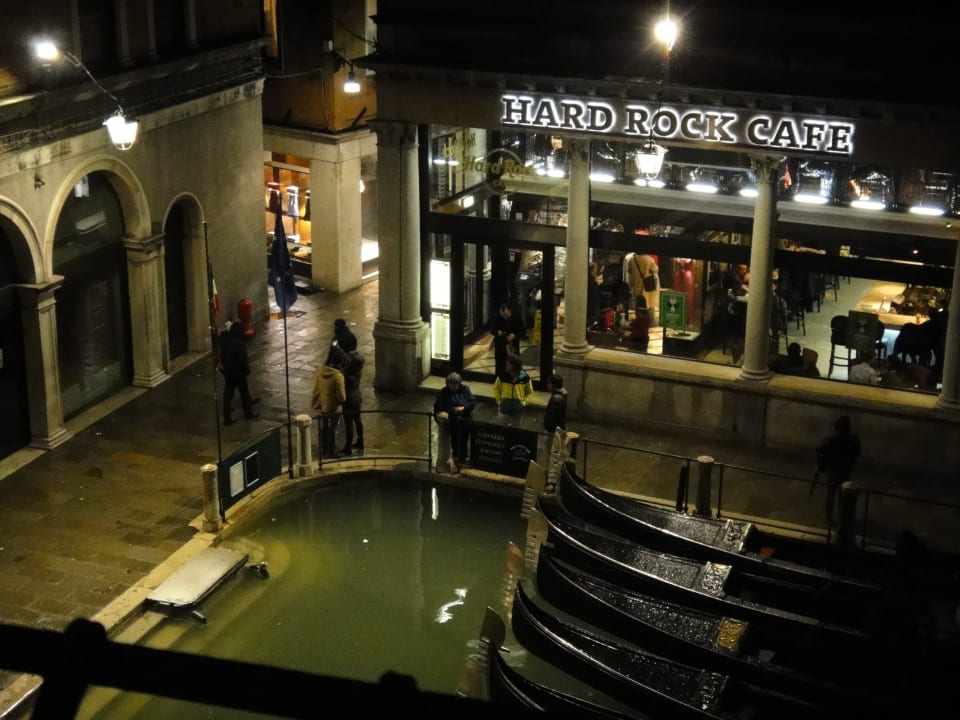 Вид из окна вечером Albergo Cavalletto & Doge Orseolo