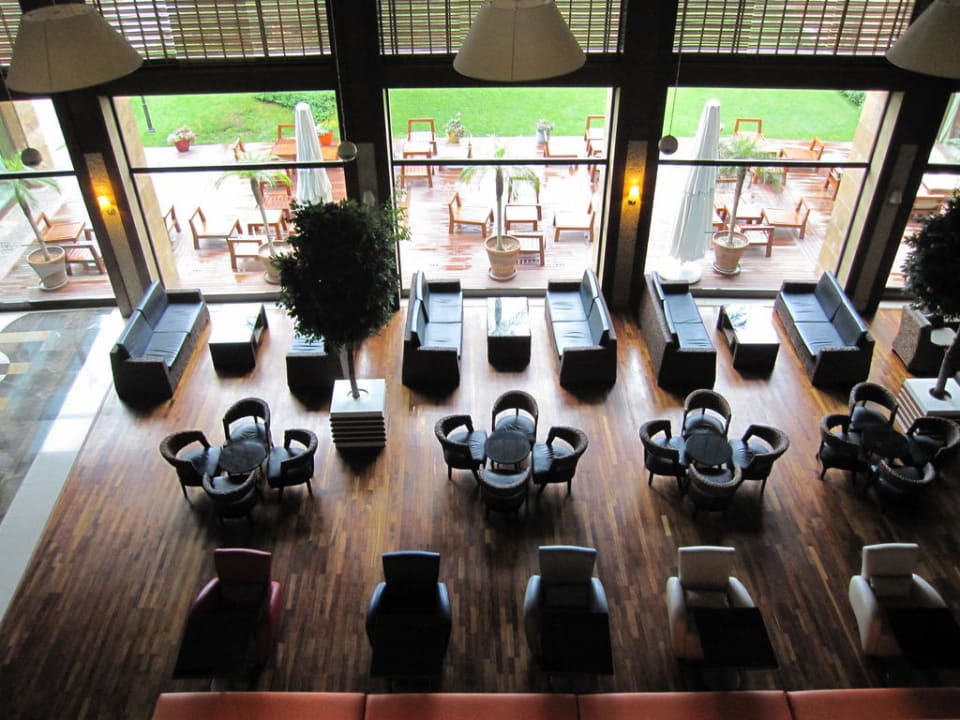 Sitzbereich beim Kuchenbuffet Voyage Belek Golf & Spa