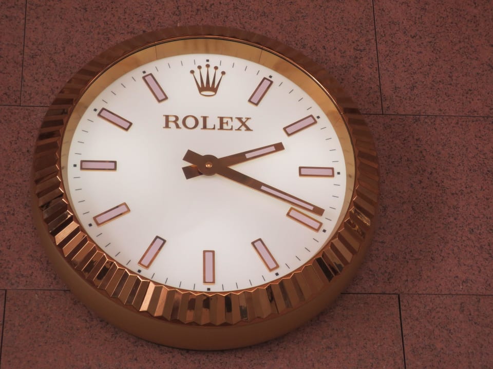 Uhr über dem Eingang Emirates Palace Mandarin Oriental