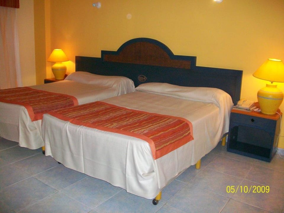 Die beiden Queen-Size-Betten Grand Sirenis Punta Cana Resort & Aquagames