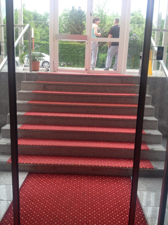 Eingang - 8 Stufen / keine Rampe! PLAZA INN Hamburg Moorfleet