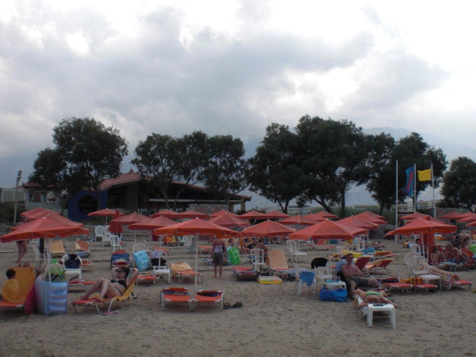 Liegen und Schirme Eliros Mare