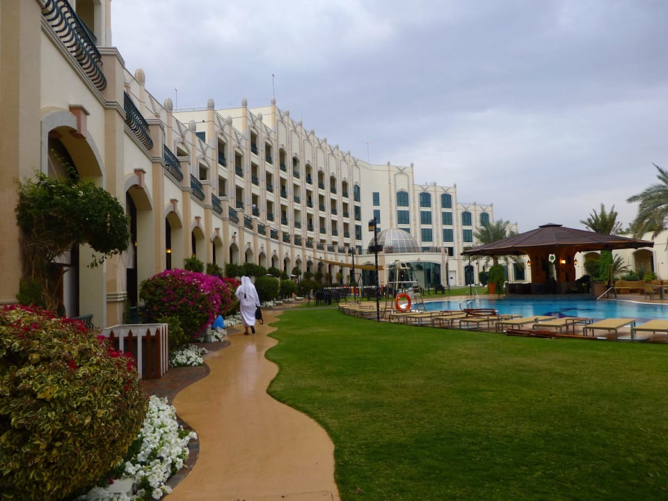 Einen Teil des Pools Al Ain Rotana