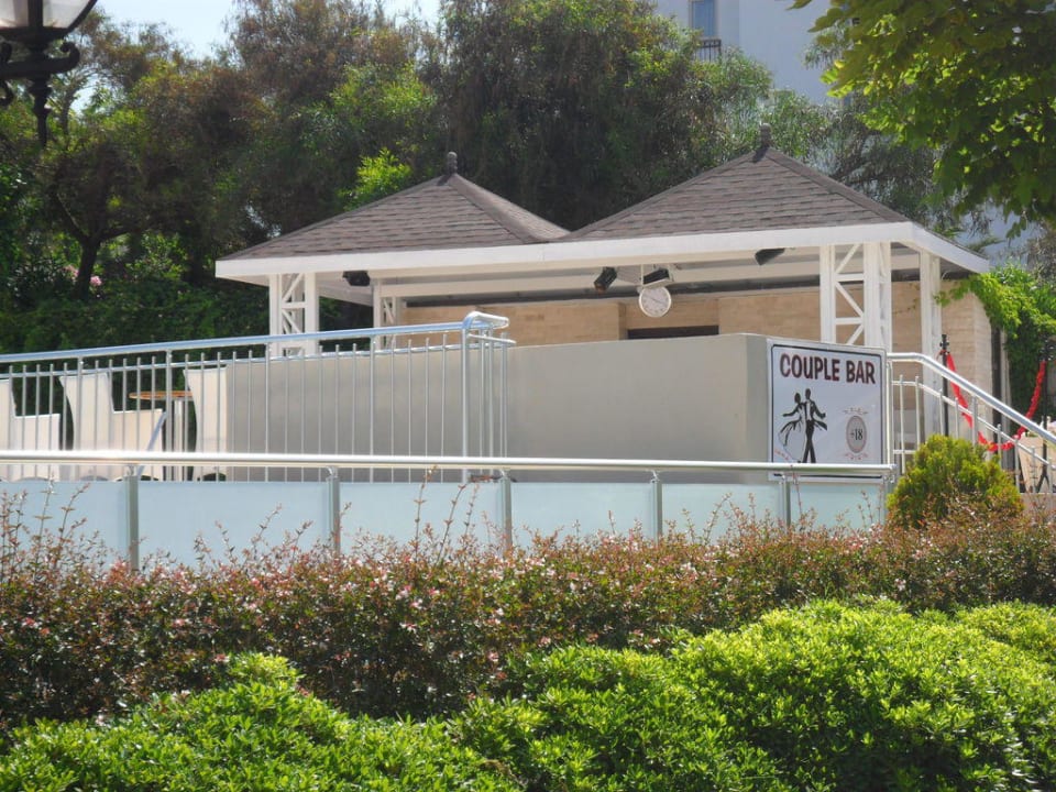 Couple Bar Side Mare Resort & Spa