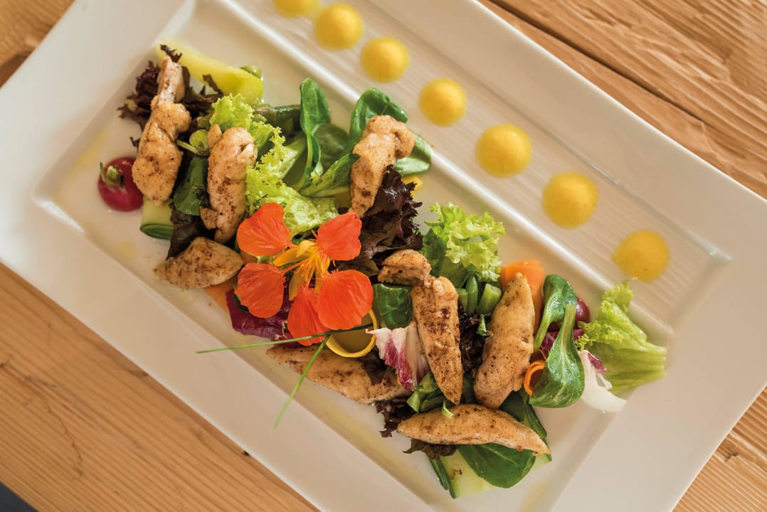 Sommerlicher Hornberg-Salat mit Schweizer Poulet. MAISON HORNBERG