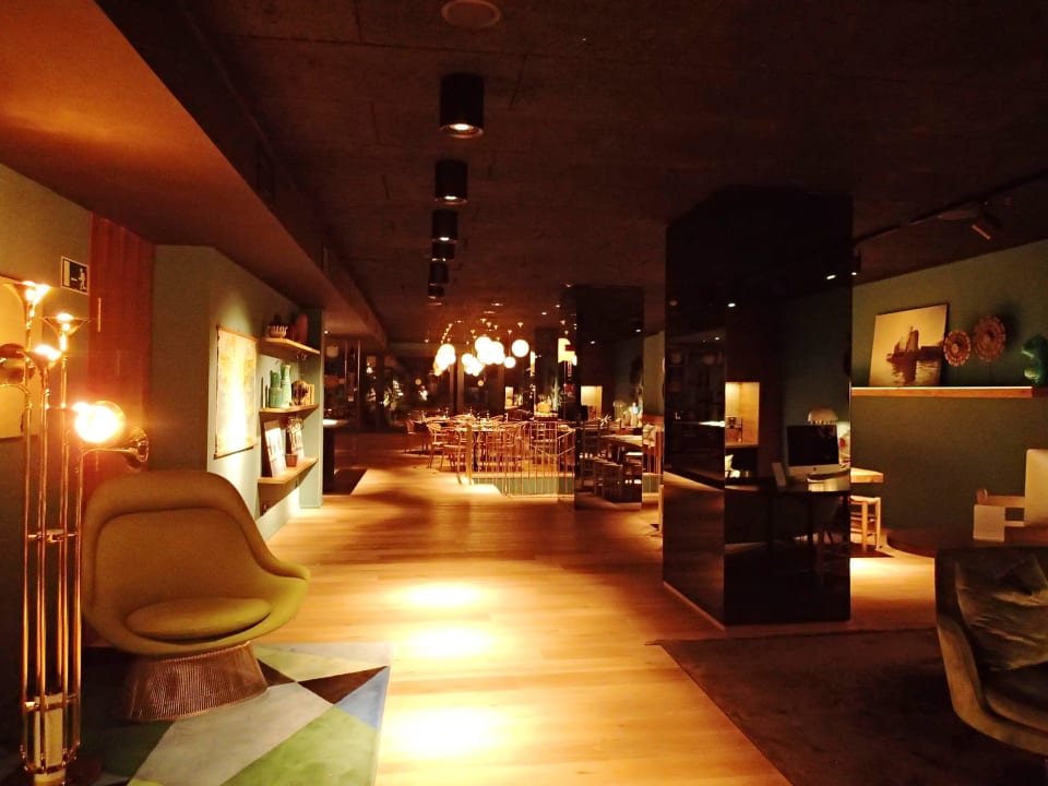 Lobby Yurbban Trafalgar Hotel