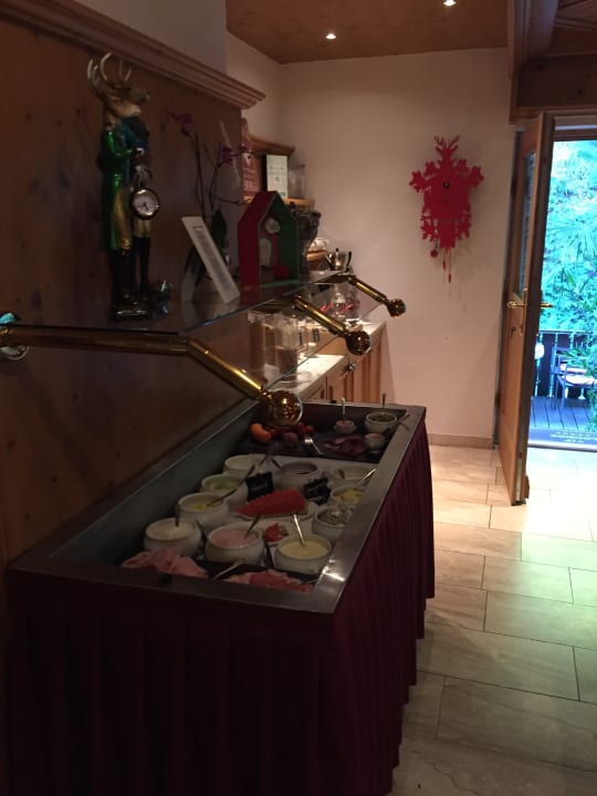 Viel zu dunkel, Frühstücksbüfett Hotel Schwarzenberg