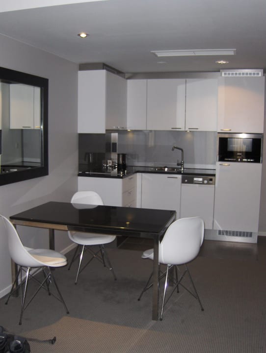 Esstisch mit Küchenzeile Adina Apartment Hotel Berlin Mitte