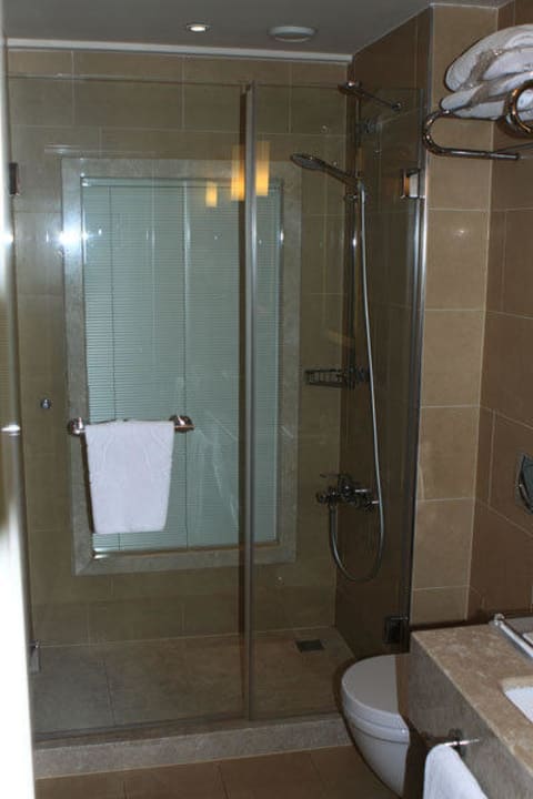 Dusche mit Fenster  Windsor Hotel & Convention Center Istanbul