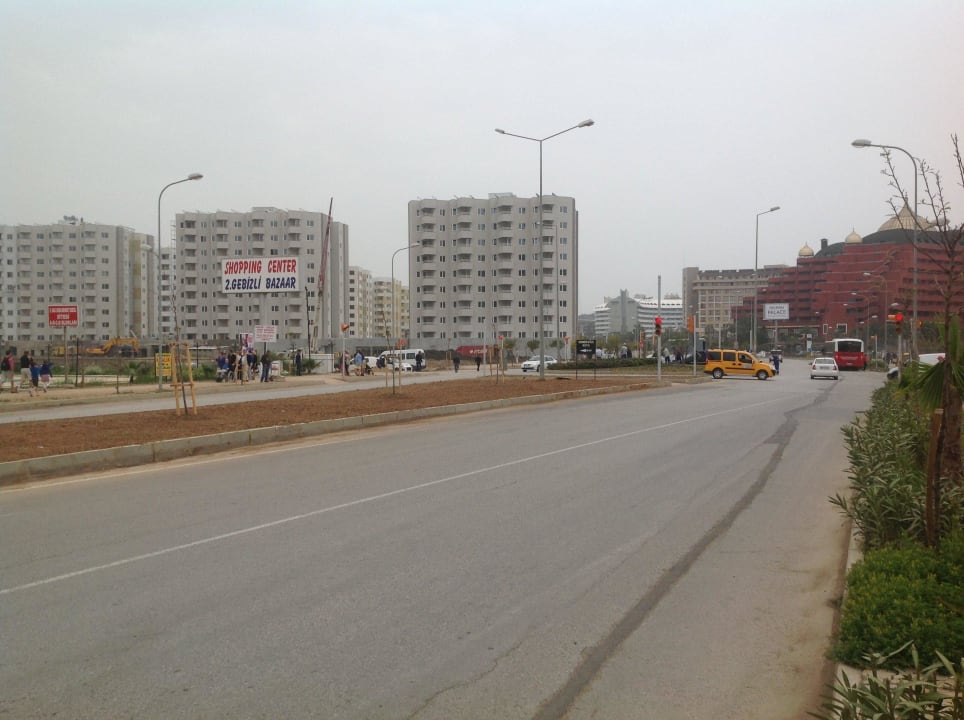 Grand Park gegenüber dem Palace Grand Park Lara Hotel