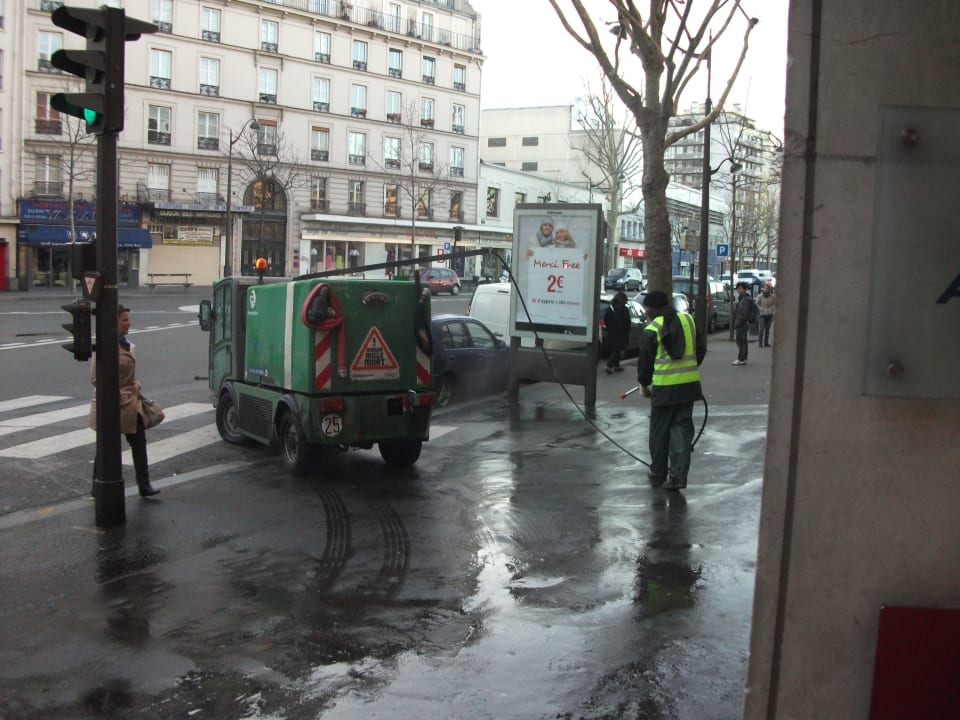 Strassenreinigung ibis Styles Hotel Paris Gare de l'Est Château Landon