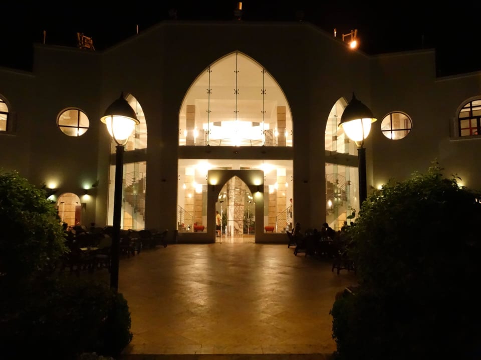 Haupthaus Garteneingang bei Nacht Hotel Gorgonia Beach Resort
