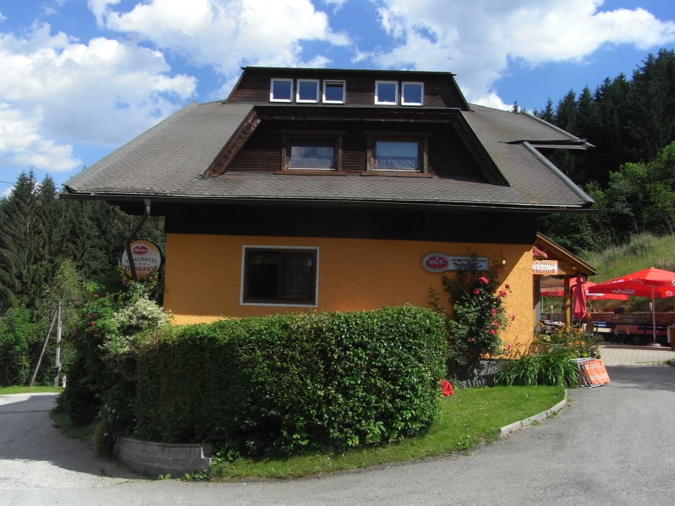 Hotel Berghof seitlich Pension Almhof