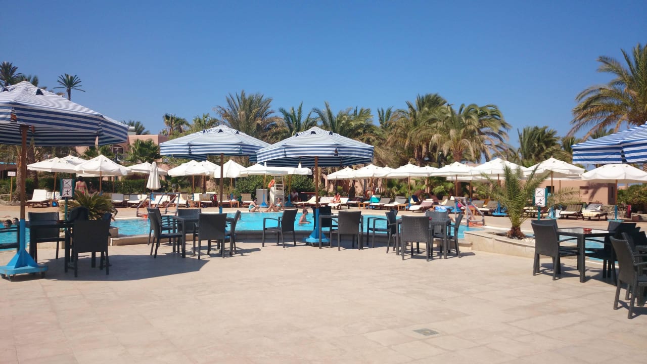 Pool mit Bar und Sitzgelegenheiten Club Paradisio El Gouna, Red Sea