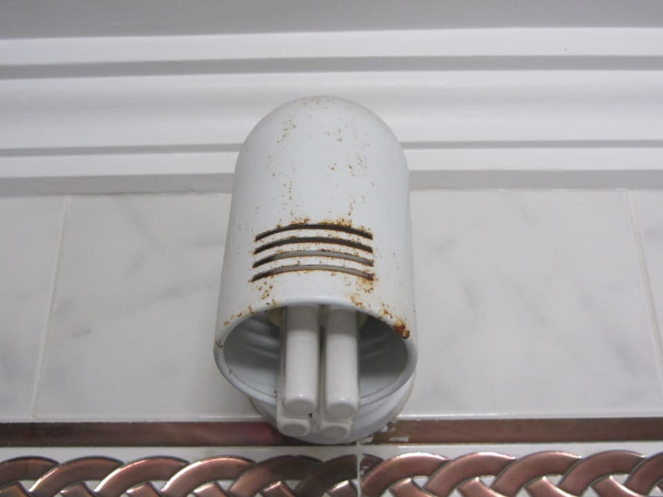 Rostige Lampe im Bad Hotel Pozo del Duque