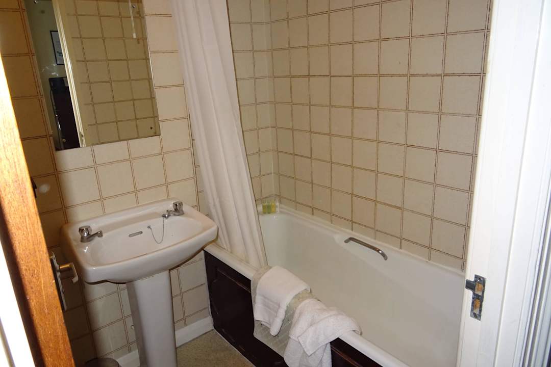 Kleines Bad mit Wanne The Wessex Hotel