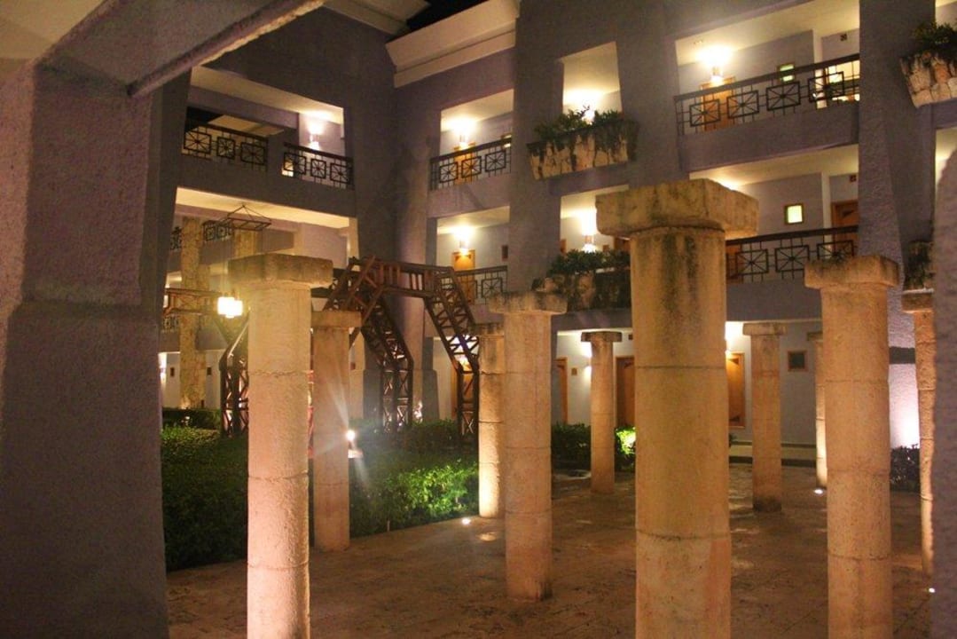 Schön angelegte Innenhöfe Iberostar Selection Paraiso Maya Suites