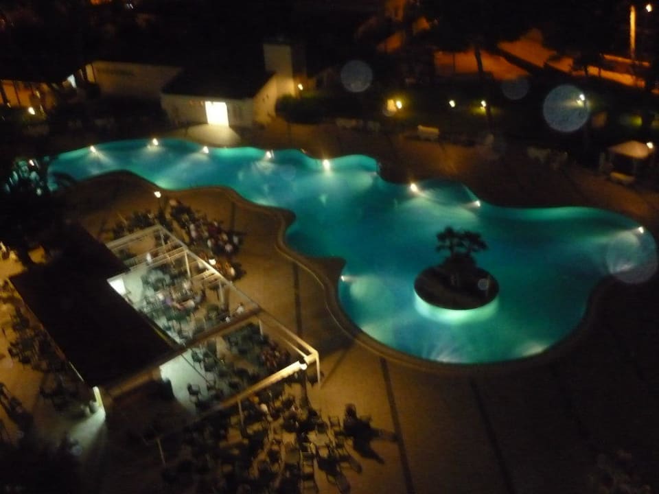 Pool bei Nacht BQ Belvedere Hotel