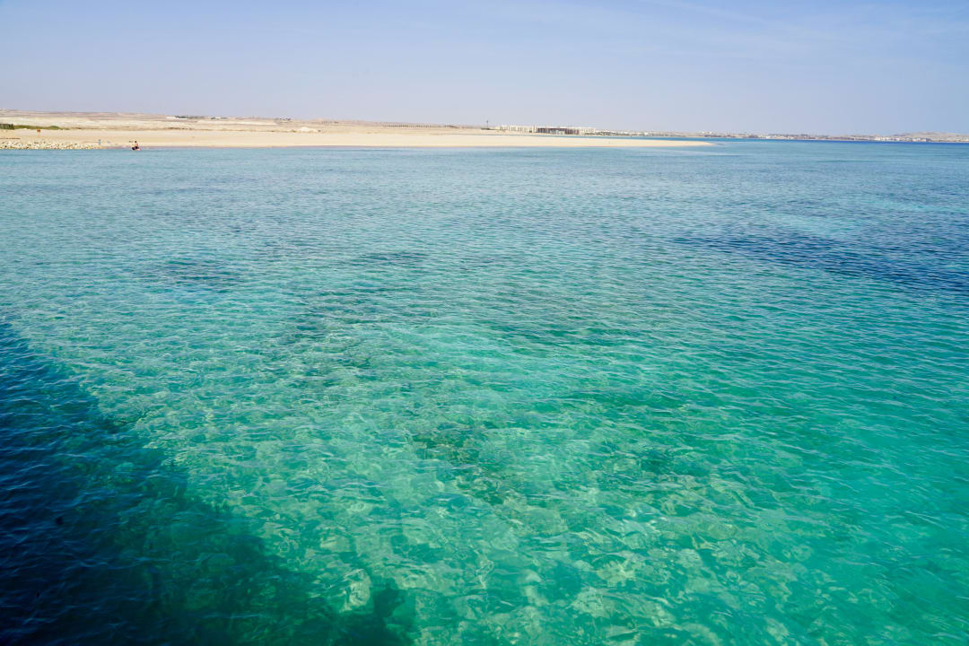 Blick vom Steg auf den Strand außerhalb der Hotelanlage Makadi Palace