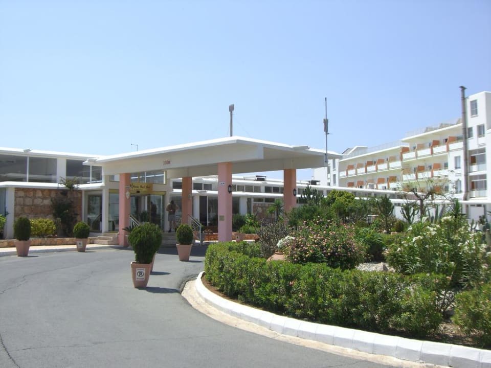 Eingang des Hotels Asterias Beach