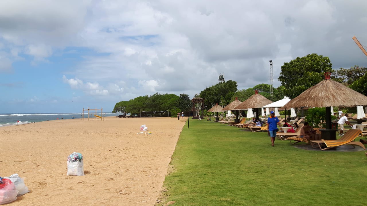 Hotelstrand - Liegen stehen im Gras Ayodya Resort Bali