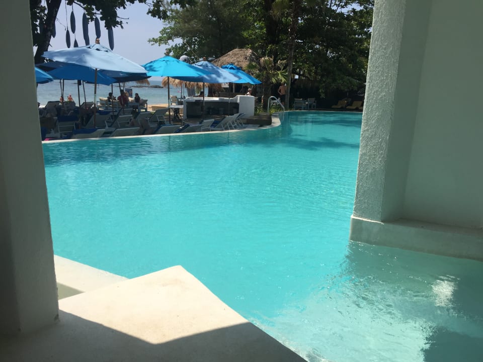 Pool Ocean Breeze Resort