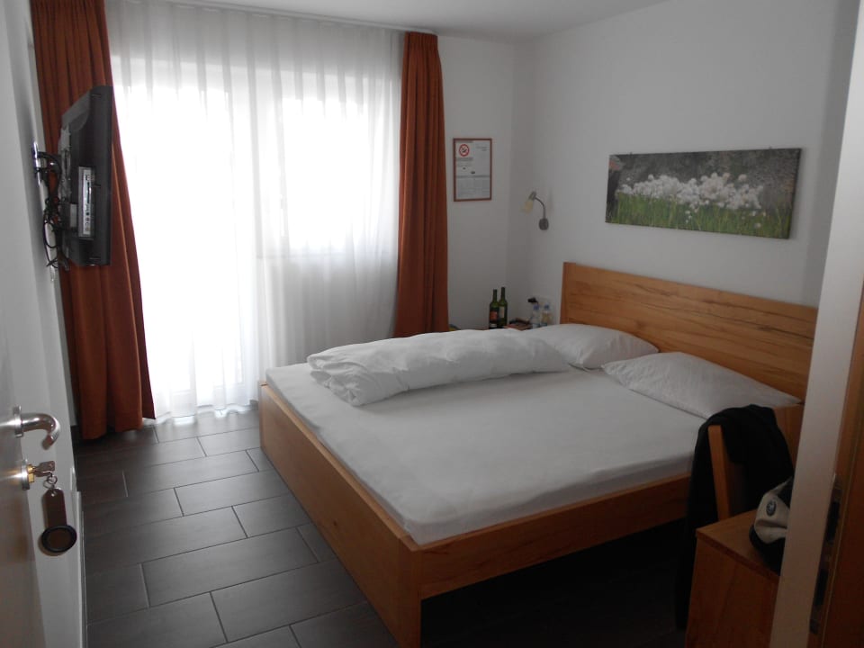 Doppelzimmer, geradeaus mit Terrasse, links Bad. Gasthof Neuwirt