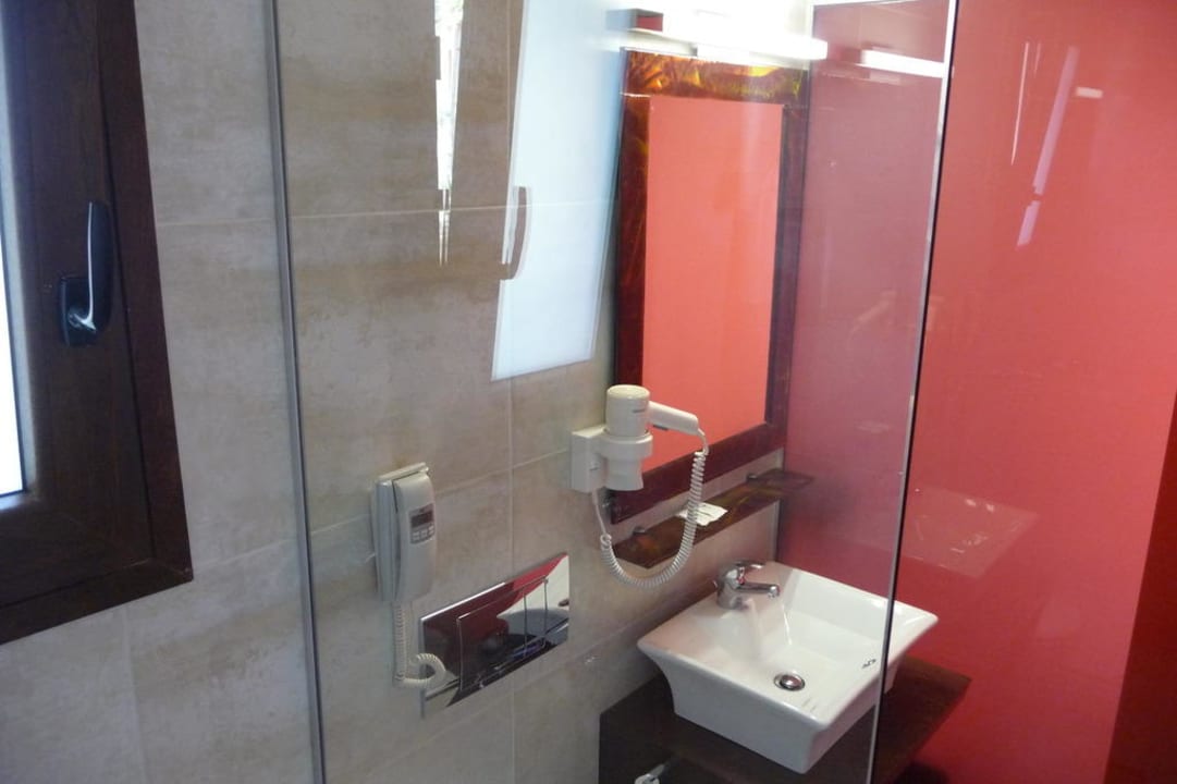 Bad Doppelzimmer 103 nach Renovierung Hotel Forest Park