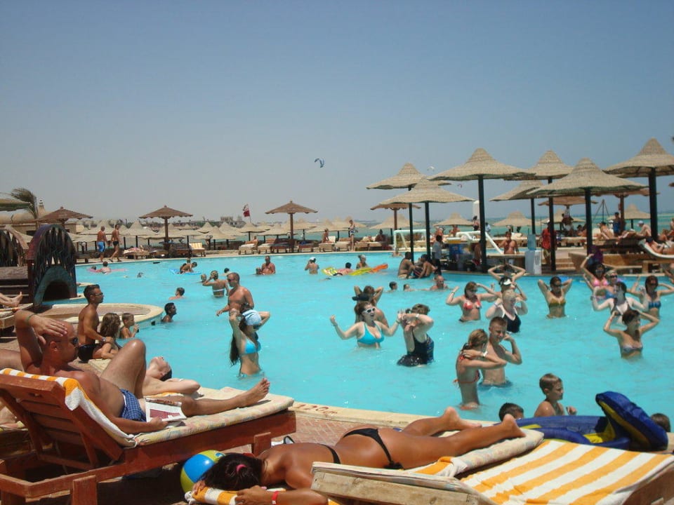 Blick über den Salzwasserpool Riviera Aqua Park Resort