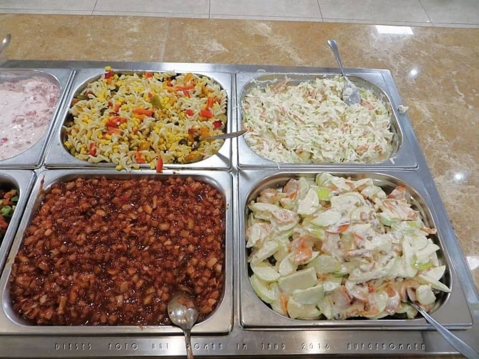 Ein Teil des Abendbüffets Nativity Hotel